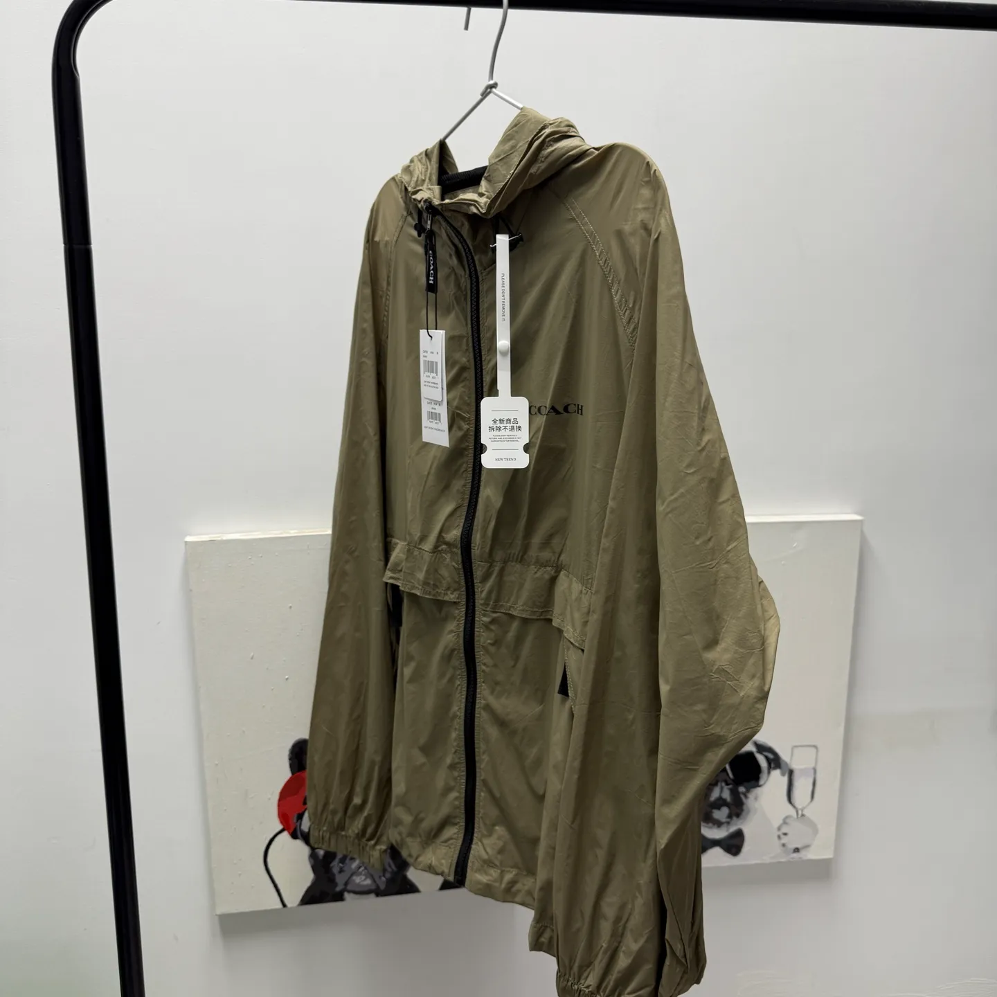 COACH solid color hooded lightweight outdoor men's jacket is a super lightweight sun protection jacket. The whole piece of clothing only weighs 3 grams. The upper body is as thin as a cicada's wings. The entire fabric is soft and has excellent skin fit. The upper body has a cool feeling, so even in the hot summer, it will not feel sticky or uncomfortable. The trading company ships the cabinets from the same fabric. There are only a few hundred pieces in this batch, so they are high quality. The fabric is a dark plaid fabric with a dark luster and texture. With a certain water-repellent design, it can well meet the needs of various scenes, whether commuting or outdoors. The zipper with Koujia letters is very smooth no matter how you pull it. The three-dimensional cut and split version makes the upper body very energetic, and the back is a separate version, which can better wick away sweat and ventilate. The Khaki color is casual Versatile, no matter how you wear it, you can't go wrong. The shopkeeper keeps the money for himself, no more misses. Absolutely good stuff! 🤗🤗🤗 Color: Khaki Size: M-XXL Size M: Length 69CM, bust 124CM, shoulder sleeves 79CM (reference weight: 115-135 catties) L size: length 71CM, bust 128CM, shoulder sleeves 81CM (reference weight: 135-150 catties) XL size: length 73CM, bust 132CM Shoulder sleeves 83CM (reference weight: 150-165 catties) XXL size: length 75CM, bust 136CM shoulder sleeves 85CM (reference weight: 165-180 catties)
